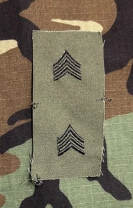 Ejército de los Estados Unidos SGT/E5 Rango (2) BDU Coser Sargento Par OD Verde - Imagen 1 de 2