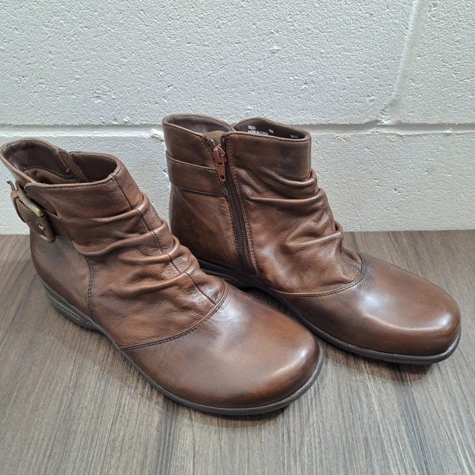 Botas Clark's Slouch couro marrom zíper lateral com fivela ajustável femininas tamanho 9M - Imagem 1 de 4