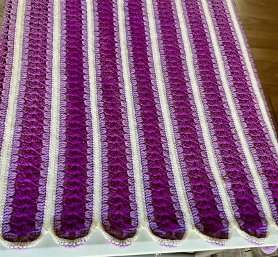 Sofá afgano de ganchillo hecho a mano tonos morados lavanda bordes festoneados 65x44 Foto 1 de 4