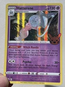 Hatterene Holo (Set BOOster Trucchi o Scambi) Pokemon TCG timbrato Halloween - Foto 1 di 3