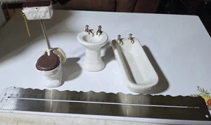 Vintage Puppenhaus Miniaturen Porzellan Badezimmer Waschbecken WC Badewanne Gold Armaturen - Bild 1 von 7