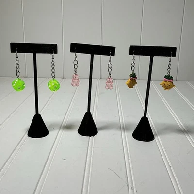 Lote de 3 brincos de fantasia pendurados sem níquel Gummy Bears, dados, Miss Pineapple - Imagem 1 de 4
