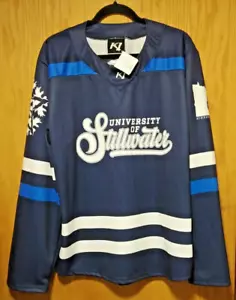 Maglietta da hockey University of Stillwater MN WINTERFEST 23 Giochi invernali taglia MEDIA - Foto 1 di 12