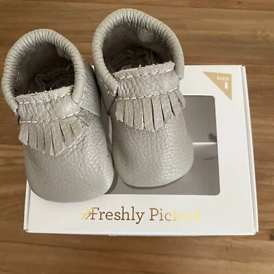 NUEVO Mocasines Recién Elegidos Talla 1 Cuero Piedra Ciudad Gris Bebé Niña Niño Foto 1 de 4
