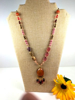 Collar de piedras preciosas artesanales de colores ricos en otoño. Foto 1 de 4