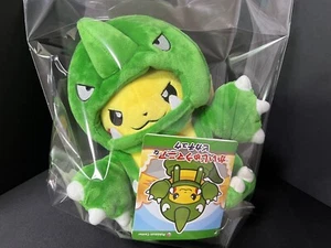 Costume Poke Maniaco Mostro Verde Centro Pokemon Giapponese 2018 Peluche Pikachu Nuovo - Foto 1 di 5