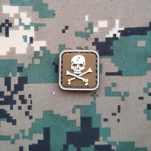 2Pcs 3D Pvc Minin Skull & Bones Crossbones Rubber Hook Loop Patch Badge Tan - Picture 1 of 2
