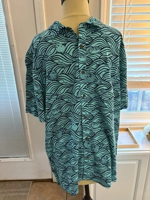 Camisa mediana Margaritaville para hombre pez globo ondas de peces azul verdoso con botones Foto 1 de 4
