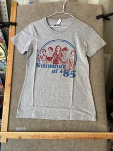 Neu mit Etikett Stranger Things Retro Summer of '85 Damen-T-Shirt Größe Medium - Bild 1 von 11