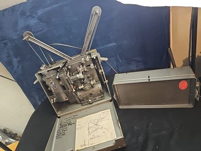 1940 年代 Victor 动画管 16 毫米管胶片投影仪-型号 55-带扬声器-工作 — 第 1/4 张图片