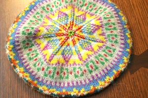 Vintage Mädchen handgestrickt mehrfarbig 100 % Wolle Baskenmütze von Laurie's Princes St Edinburgh - Bild 1 von 5