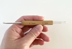 Double Ended Metal Crochet Hook with Wooden Handle 2.5mm and 4.5mm Crochet Hook - Picture 1 of 6