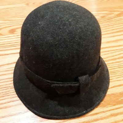 Usado en Excelente Condición Joe Fresh Sombrero Cloche Para Mujer con Lazo Gris Carbón 100% Fieltro Lana Talla M/L Foto 1 de 4