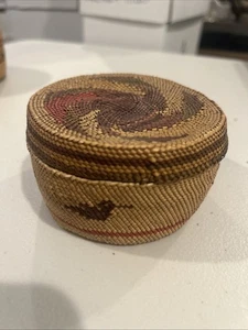 ANTIKER INDIANISCHER NORDWESTPAZIFIK MAKAH DECKELKORB MIT ENTEN 4”X2 1/4” - Bild 1 von 9