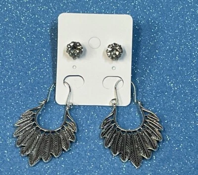 Juego de aretes tipo aro circular pluma plata envejecida y circonita cúbica Foto 1 de 3