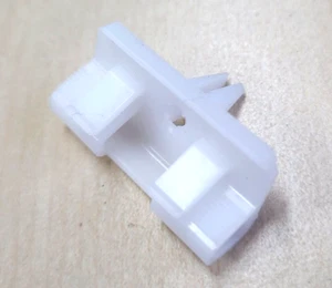 MINI Clip Fissaggio Parabrezza Esterno Inferiore Cromato Bianco R50 R53 R52 Cabrio - Foto 1 di 16