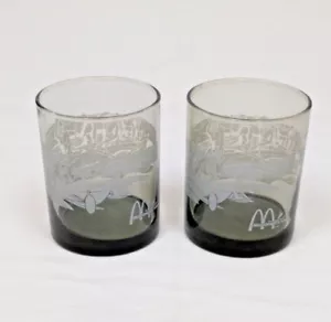 Bicchieri McDonalds Hawaii Tiki Bar Decorazione Canoa Colore Fumo Set di 2 Vintage - Foto 1 di 7