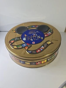Wonderful World Of Disney Trivia Juego de Mesa 1997 Lata Dorada Mickey Mouse Completo - Imagen 1 de 5