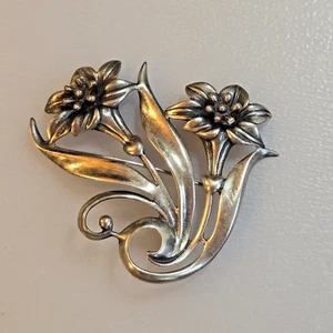 Spilla in argento sterling 925 vintage fiori scolpiti ossidati lucidi anni 40 - Foto 1 di 8