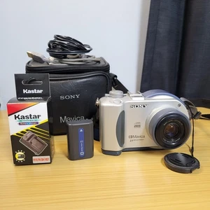 Sony Mavica MVC-CD200 2.1MP Digital Camera Silver & Accessories Tested - Picture 1 of 9