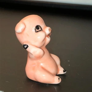Mini estatuilla de porcelana de hueso de cerámica de 1-3/4" posando cerdo bebé vintage - Imagen 1 de 5