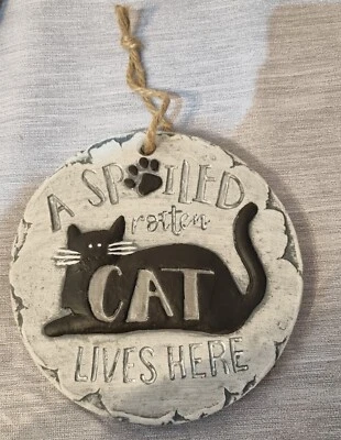 LATEX MOULD OF A SMALL A SPOILED ROTTEN CAT LIVES HERE PLAQUE 15cms DIAMETER - Image 1 of 2