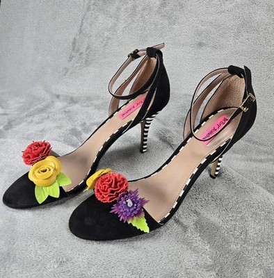 Tacones de aguja florales Betsey Johnson Fluer tacón de gamuza negro a rayas talla 11 usados en excelente estado Foto 1 de 4