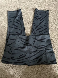 Athleta Salutation II Capri Stash Pocket Print grau Leggings Damengröße M - Bild 1 von 3