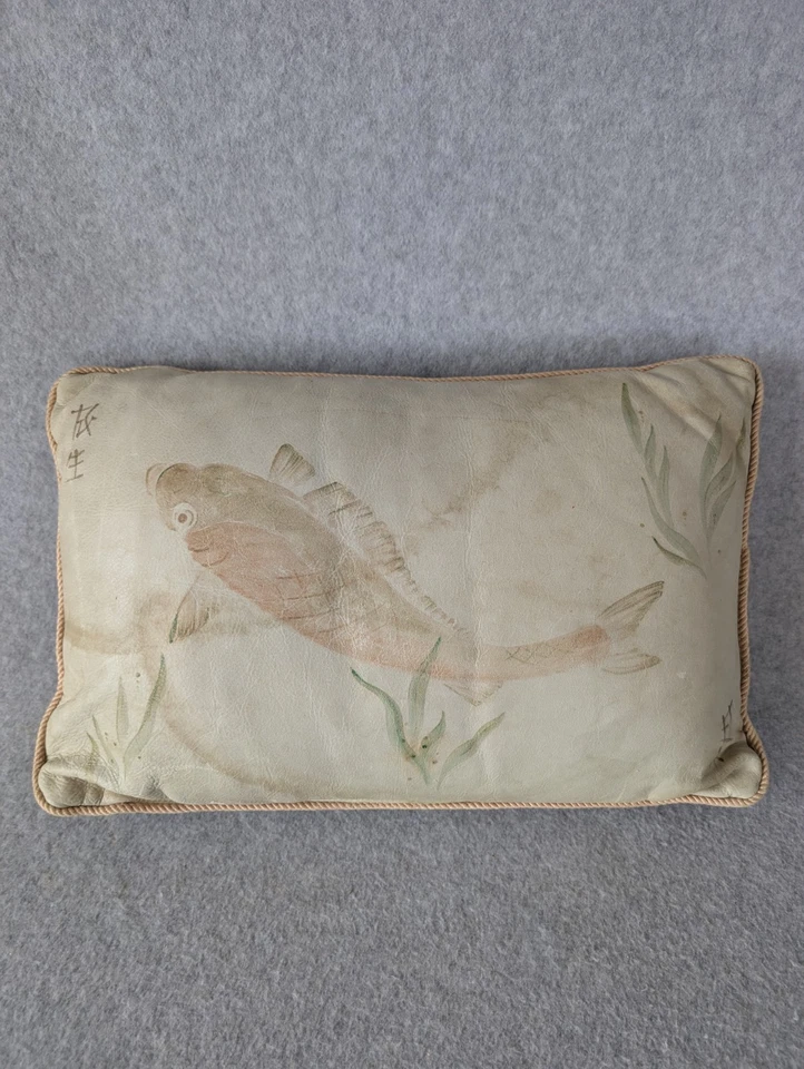 Puf de cuero vintage acolchado pintado a mano pez koi motivo asiático 17" X 10" Foto 1 de 4