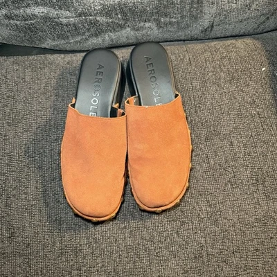 Zuecos para mujer en aerosoles de gamuza de cuero con tachuelas con talla 9,5 Foto 1 de 4