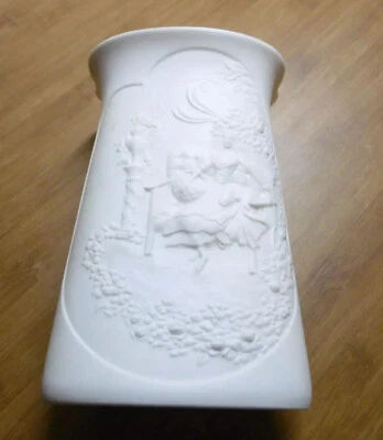 weiße Vase - Frau auf Bank - Motiv 0316 von Kaiser Porzellan - 20,5cm hoch - Bild 1 von 3