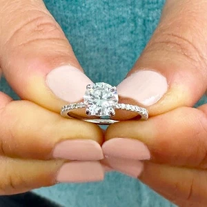 JUEGO DE PUNTAS DE ANILLO DE COMPROMISO DE DIAMANTES DE CORTE REDONDO DE ORO BLANCO SÓLIDO DE 14K 1,35 QUILATES - Imagen 1 de 11