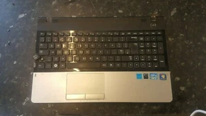 SAMSUNG NP300E5A -TOP PALMREST COVER & FREE KEYBOARD - FAULTY - B426 - Picture 1 of 4