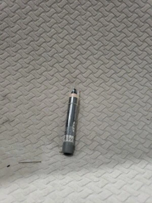 Lápiz de sombra de ojos crema Wet n Wild IDOL EYES 135 maquillaje grafito. Foto 1 de 2