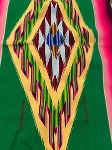 UN ANTICO SCIALLE TAPPETO COPERTA SERAPE SALTILLO MESSICANO IMMACOLATO - COME NUOVO! - Foto 1 di 12