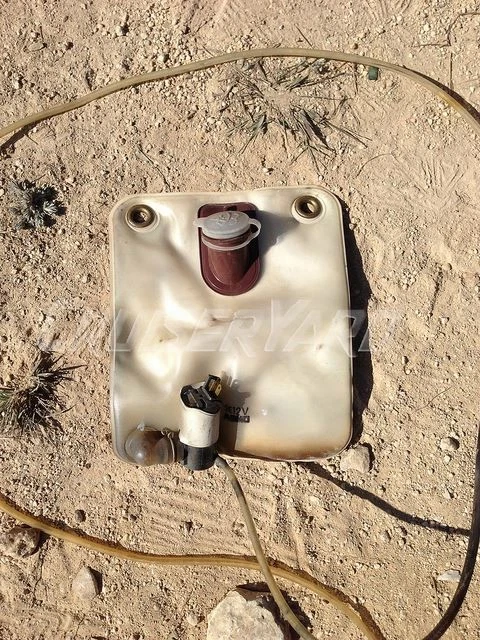 Depósito y bomba limpiaparabrisas trasero Toyota Land Cruiser FJ60 FJ62 85330-90A08 Foto 1 de 1