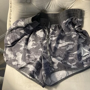 Reebok Herren Camo Print Activewear Shorts Gr. (XL) - Bild 1 von 8