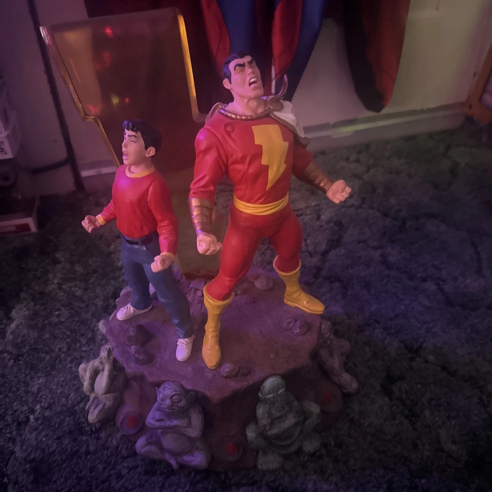 DC Direct Shazam! Estatua iluminada de lujo 213/500 rayo dañado Foto 1 de 4