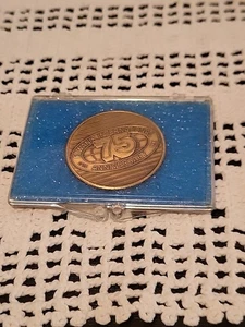 Moneda de bronce Kiwanis International 1990 75 aniversario con estuche rara  - Imagen 1 de 8