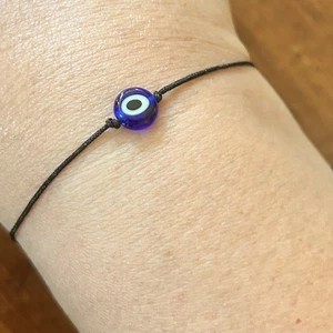 Evil Eye blau türkisches Schutzarmband an schwarzer verstellbarer Kordel zierlich (neu mit Etikett) - Bild 1 von 4