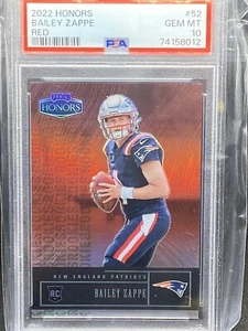 Bailey Zappe 2022 Panini Honors Rookie RC rojo 2/10 # 52 PSA 10 POP 2 - Imagen 1 de 2