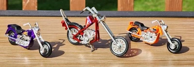 Lot 3 Diecast 1:18 MATCHBOX & REVELL Motorcycles Choppers Purple Orange Red Foto 1 de 4