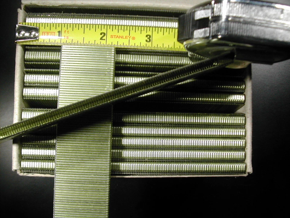 Grapas corona estrecha calibre 18 1/4" 5000/bx punto cincel galvanizado 1-3/16" largo Foto 1 de 1