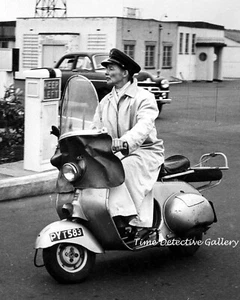 Schauspielerin Katherine Hepburn fährt auf einer Vespa - 1956 - Vintage Fotodruck - Bild 1 von 1