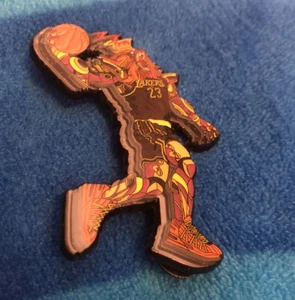 LEBRON LION KING JAMES LAPEL PIN - Picture 1 of 2