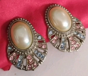 Orecchini Clip 1 1/8" Marca Art Deco Vibe Finta Perla Strass Blu/Rosa 1928  - Foto 1 di 7