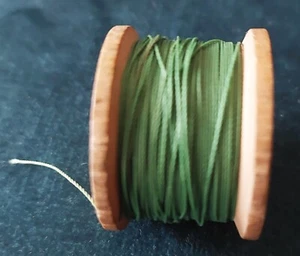 Spool of green prairie thread wooden spool - Picture 1 of 2