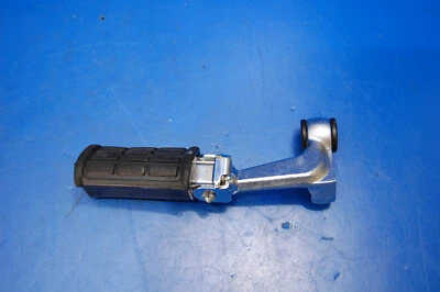 1996 88-21 VIRAGO XV250 V STAR OEM FRONT LEFT FOOTREST STEP ARM 2UJ-27410-00-00 - Image 1 of 4