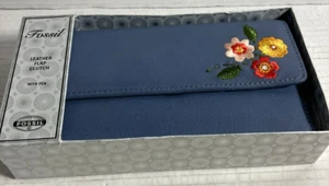 Fossil SL-5339470 Blue Floral Genuine Leather Flap Clutch Wallet w/ Pen NIB - Picture 1 of 10