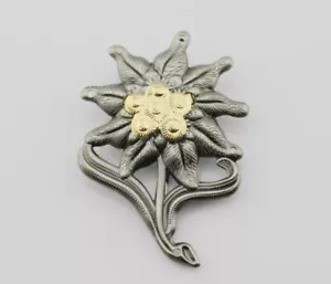 Gorra de metal de montaña de la Segunda Guerra Mundial oficial alemán Edelweiss insignia gris insignia - Imagen 1 de 3
